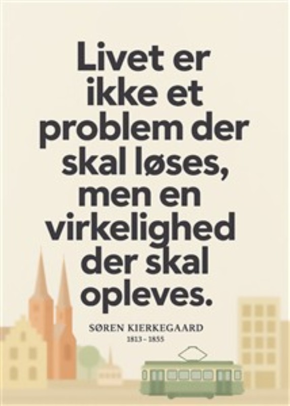 Oplev Livet med Kierkegaard - Tag del i Søren Kierkegaards dybe indsigt med dette inspirerende citat, der minder os om at livet skal leves og opleves. Det er en perfekt tilføjelse til ethvert rum, der ønsker en reflekterende og positiv atmosfære.