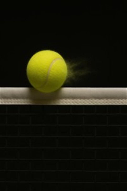 Tennisboldens Energi - Oplev dynamikken i spillet med dette imponerende billede af en tennisbold i bevægelse. Den strålende gule farve og det dramatiske udtryk skaber en energisk atmosfære, der vil inspirere og motivere enhver sportsentusiast.