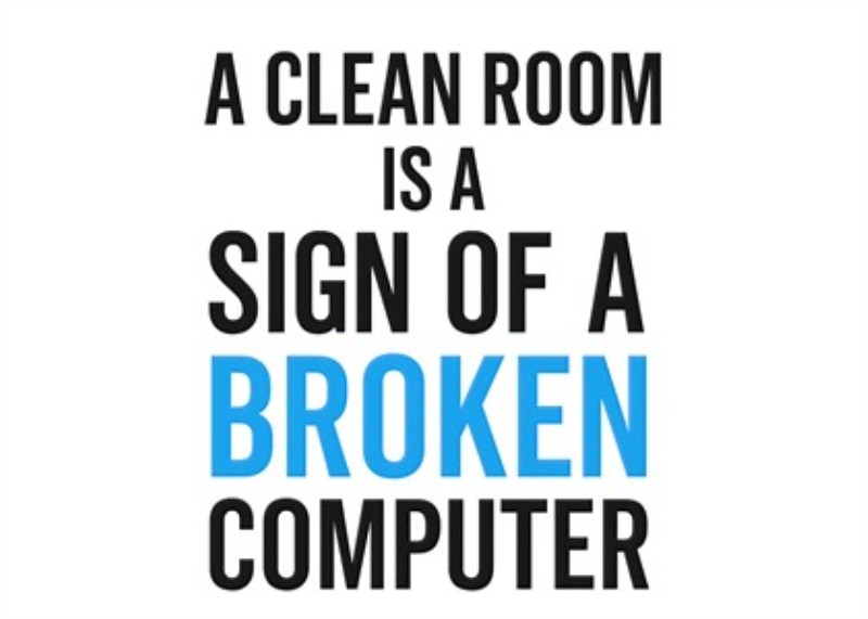 Humor i IT: Rent Rum = Defekt Computer - Giv dit kontor et sjovt præg med denne plakat, som humoristisk påpeger, at et rent rum ofte er en indikator for en defekt computer. Perfekt til tech-entusiaster og skaber et smil hver gang du ser på det!