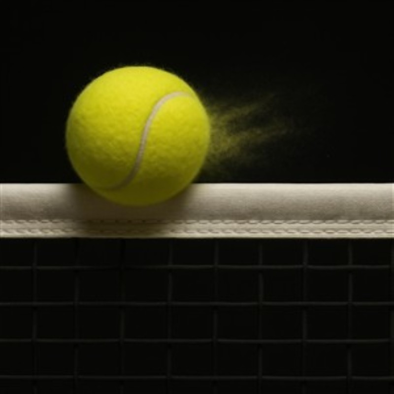 Tennisbold i Fart - Energi og Dynamik - Oplev bevægelsen af spillet med denne fantastiske plakat, der fanger en livlig gul tennisbold, der suser over nettet. Det perfekt dramatiske øjeblik tilføjer energi og spænding til dit rum.