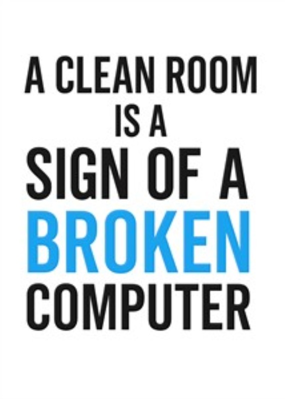 Når orden afslører teknologiens svaghed - Giv dit arbejdsværelse et humoristisk touch med denne plakat, der minder os om, at en ryddelig plads ofte skjuler et teknologisk sammenbrud. Perfekt til den kreative sjæl, der elsker at grine af hverdagens udfordringer.